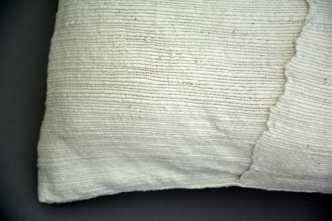 Housse de coussin Rameau Ecru en coton éthiopien filé, tissée et brodée à la main