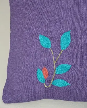 Housse de coussin Rameau Iris en coton éthiopien filé, tissée et brodée à la main