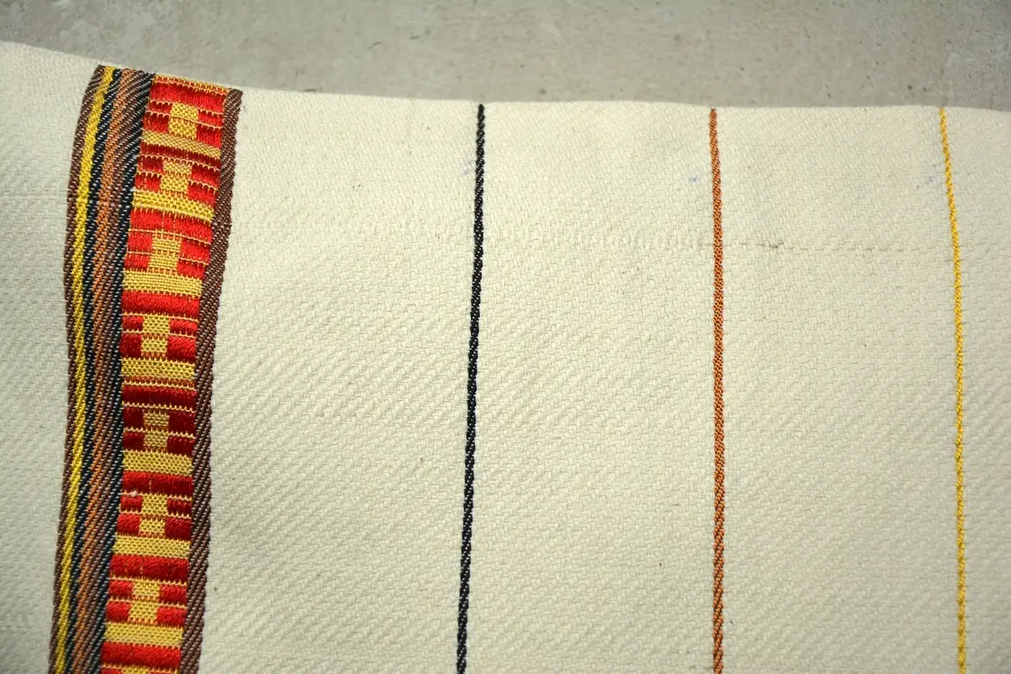 Housse de coussin Serpe Rouge Café avec Tibeb en coton éthiopien et rayonne, tissée artisanalement
