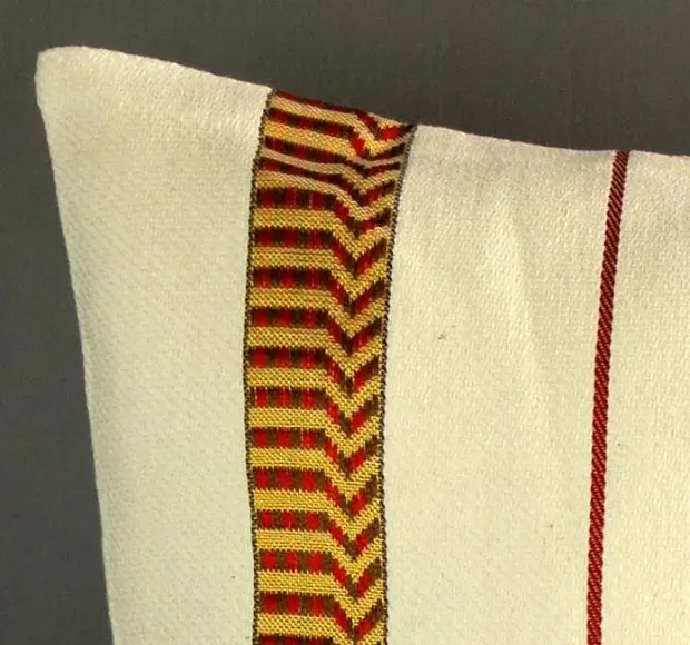 Housse de coussin Serpe Rouge Café avec Tibeb en coton éthiopien et rayonne, tissée artisanalement