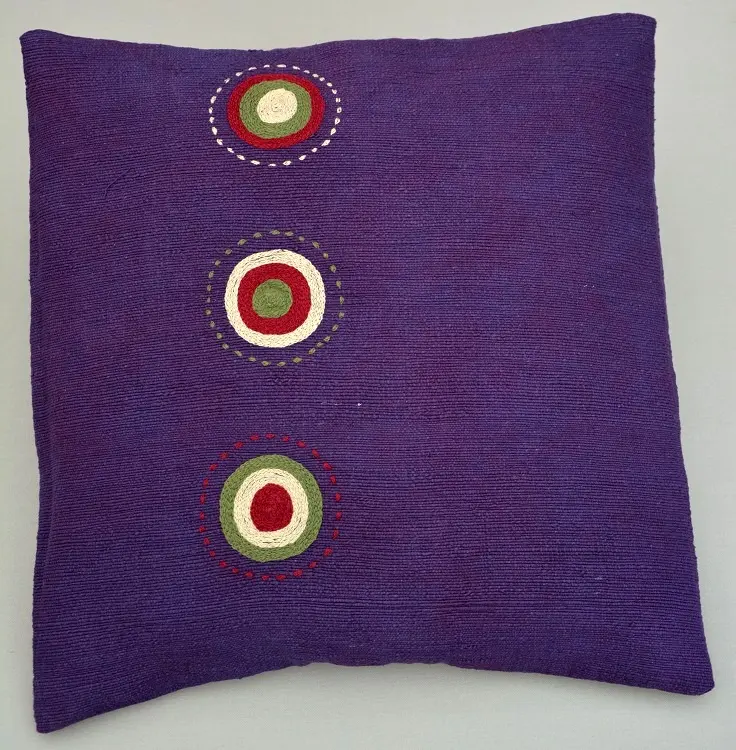 Housse de coussin Sphère Indigo en coton éthiopien filé, tissée et brodée à la main
