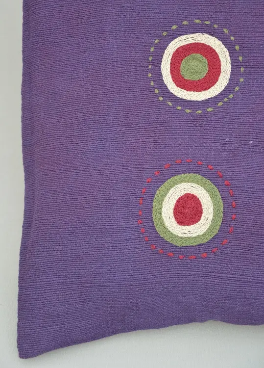 Housse de coussin Sphère Indigo en coton éthiopien filé, tissée et brodée à la main