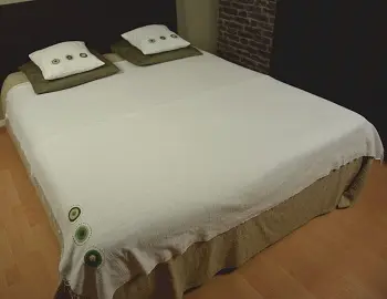 Couvre-lits artisanal écru en coton éthiopien filé, tissé et brodé à la main