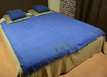 Jeté de canapé artisanal bleu en coton éthiopien filé, tissé et brodé à la main