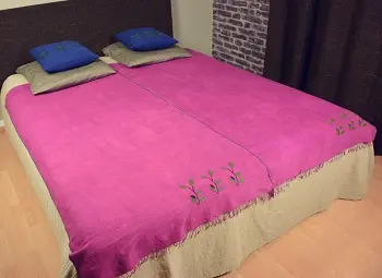 Jeté de canapé artisanal magenta en coton éthiopien filé, tissé et brodé à la main