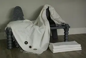 Jeté de canapé artisanal écru en coton éthiopien filé, tissé et brodé à la main