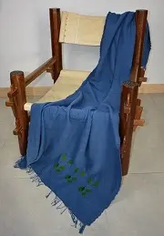 Jeté de canapé artisanal cobalt en coton éthiopien filé, tissé et brodé à la main