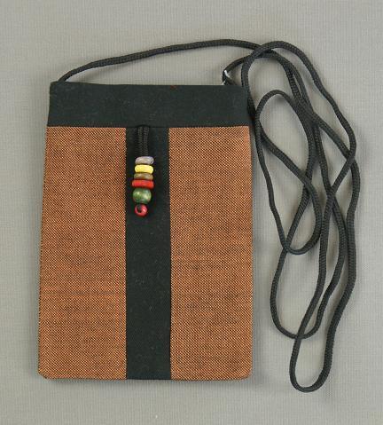 sacoche équitable éthiopienne chocolatée pour smartphone tissée à la main en Ethiopie