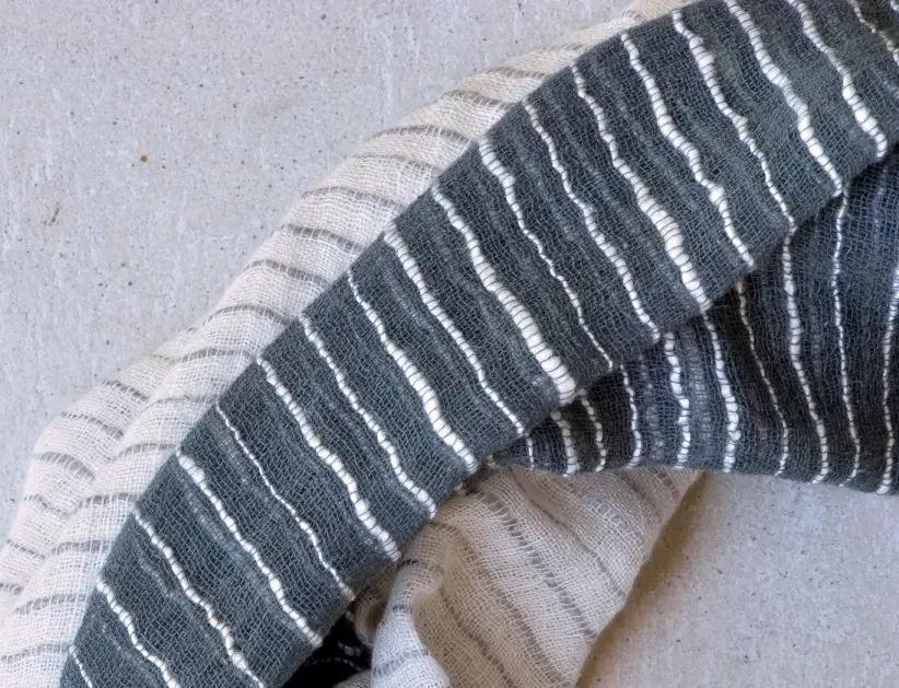 Echarpe éthiopienne anneau ardoise en soie sauvage et coton filée, tissée et teinte à la main