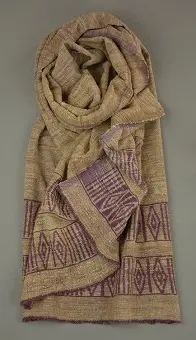 Echarpe bistre lilas composée de 65% de soie sauvage bio filée à la main et de 35% de coton éthiopien.