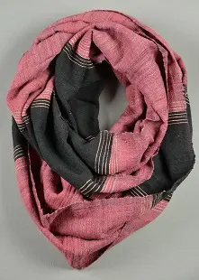 Echarpe cerise café composée de 65% de soie sauvage bio filée à la main et de 35% de coton éthiopien.