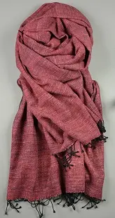 Echarpe cerise composée de 65% de soie sauvage bio filée à la main et de 35% de coton éthiopien.