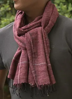 Echarpe cerise composée de 65% de soie sauvage bio filée à la main et de 35% de coton éthiopien.