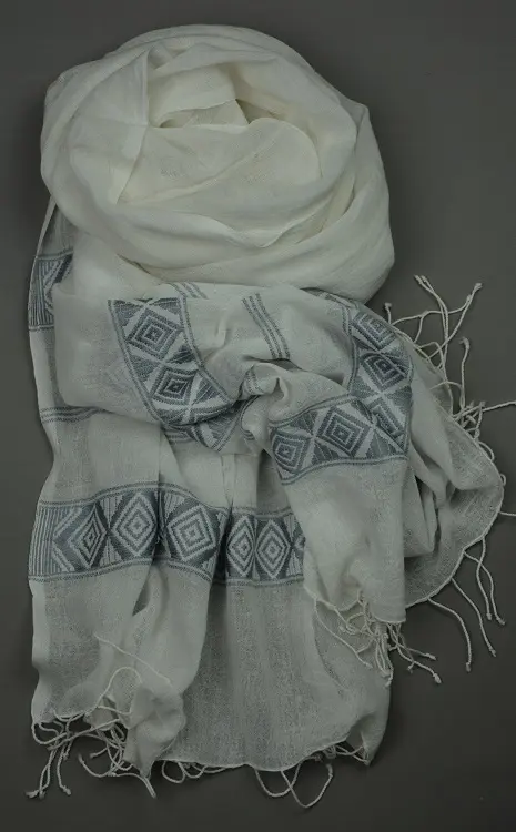 Echarpe éthiopienne blanc gris en soie sauvage et coton filée, tissée et teinte à la main