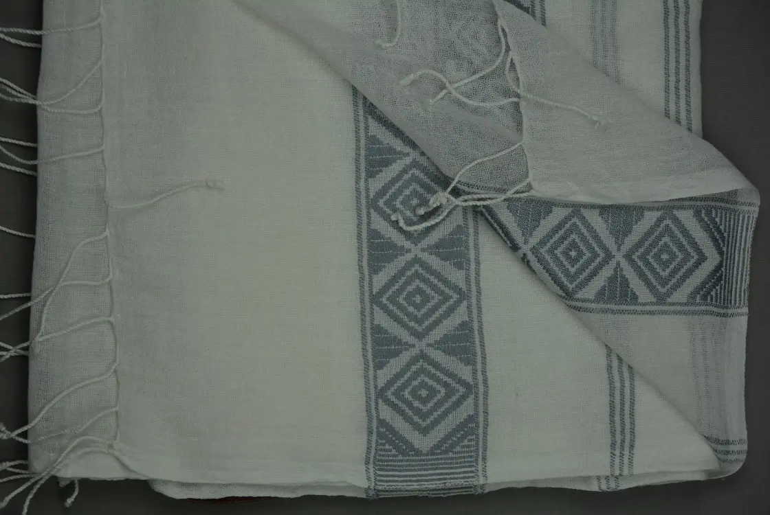 Echarpe éthiopienne blanc gris en soie sauvage et coton filée, tissée et teinte à la main
