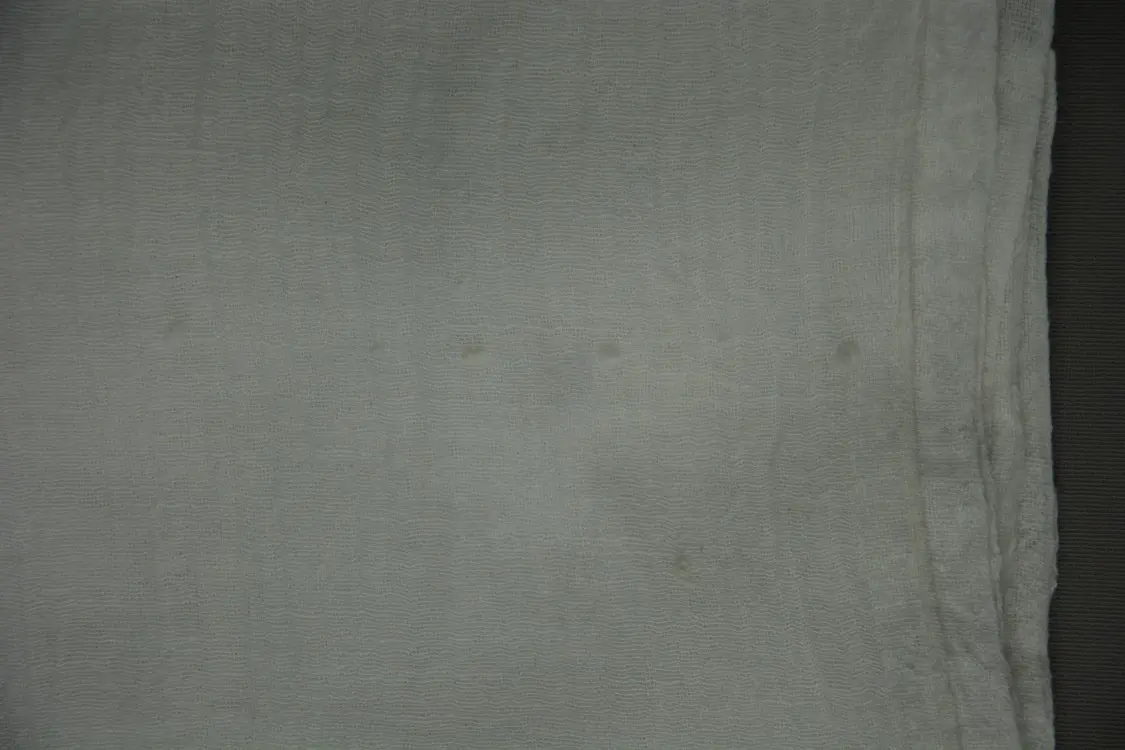 Echarpe éthiopienne blanc gris en soie sauvage et coton filée, tissée et teinte à la main