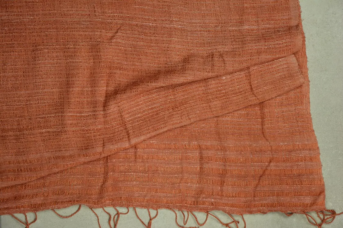 Echarpe éthiopienne corail en pure soie sauvage filée, tissée et teinte à la main