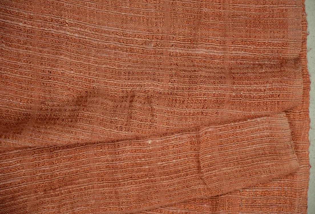 Echarpe éthiopienne corail en pure soie sauvage filée, tissée et teinte à la main