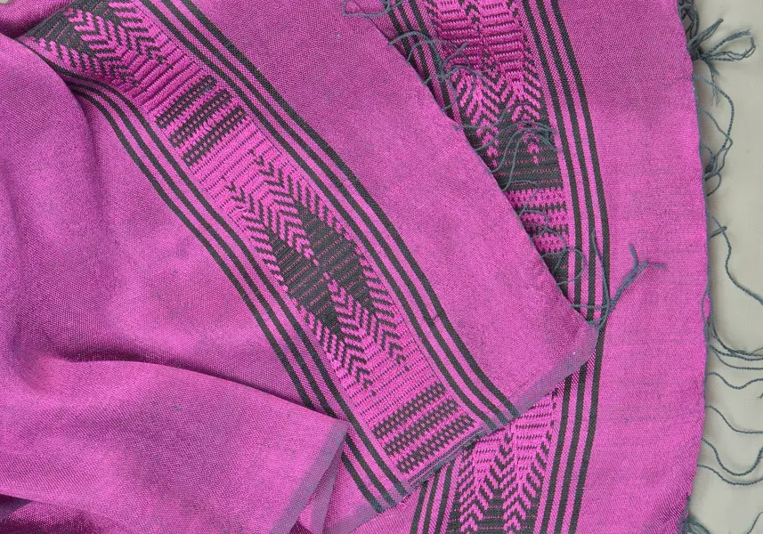 Echarpe équitable Fuchsia Noir en coton éthiopien mélangé à de la rayonne, tissée à la main
