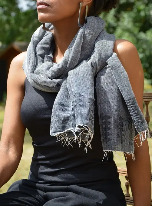 Echarpe équitable Gris Anthracite en coton éthiopien mélangé à de la rayonne et tissée à la main