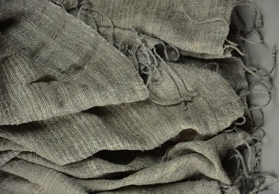 Echarpe éthiopienne argent en pure soie sauvage tissée à la main