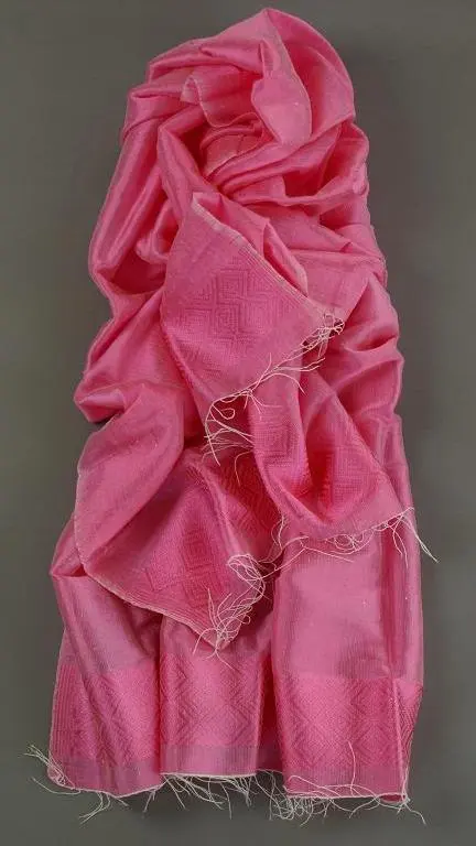 écharpe équitable rose en coton éthiopien et rayonne tissée à la main
