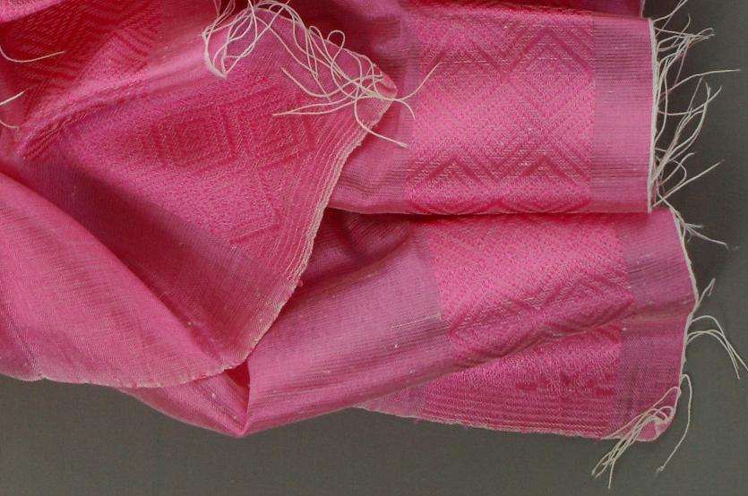 écharpe équitable rose en coton éthiopien et rayonne tissée à la main
