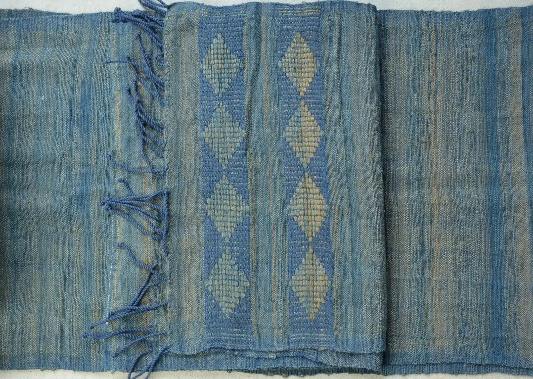 Echarpe éthiopienne bleue turquin sable en pure soie sauvage bio filée et tissée à la main