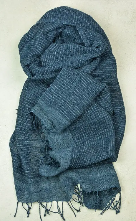 Echarpe éthiopienne saphir en pure soie sauvage filée, tissée et teinte à la main