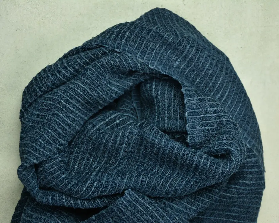 Echarpe éthiopienne saphir en pure soie sauvage filée, tissée et teinte à la main