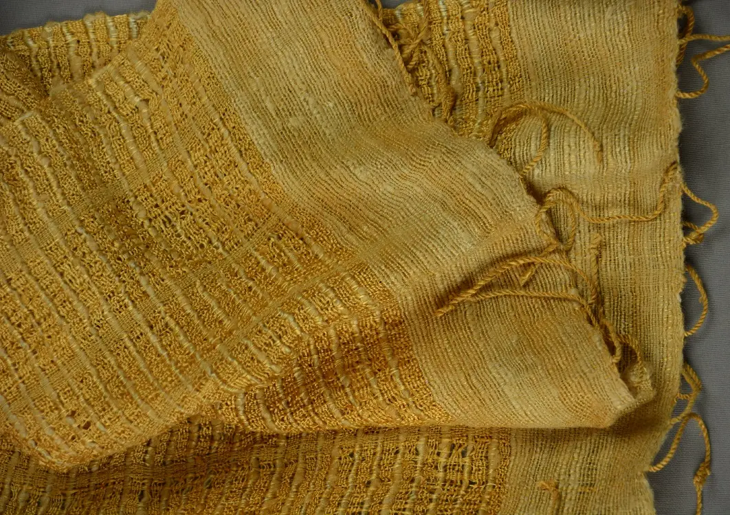 Echarpe ethiopienne safran en pure soie sauvage filée et teinte à la main