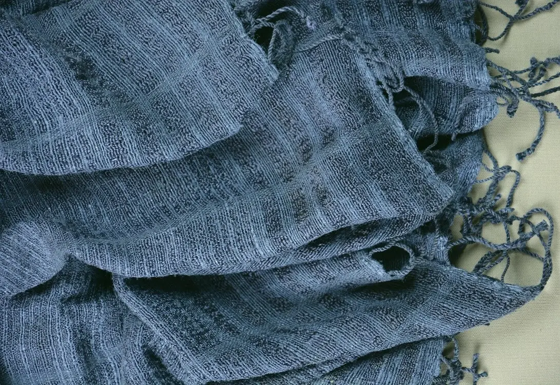 Echarpe éthiopienne saphir en pure soie sauvage filée, tissée et teinte à la main