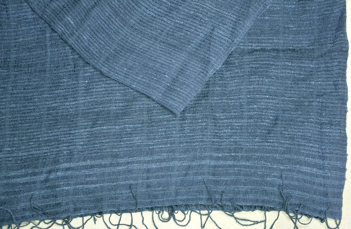 Echarpe éthiopienne saphir en pure soie sauvage filée, tissée et teinte à la main