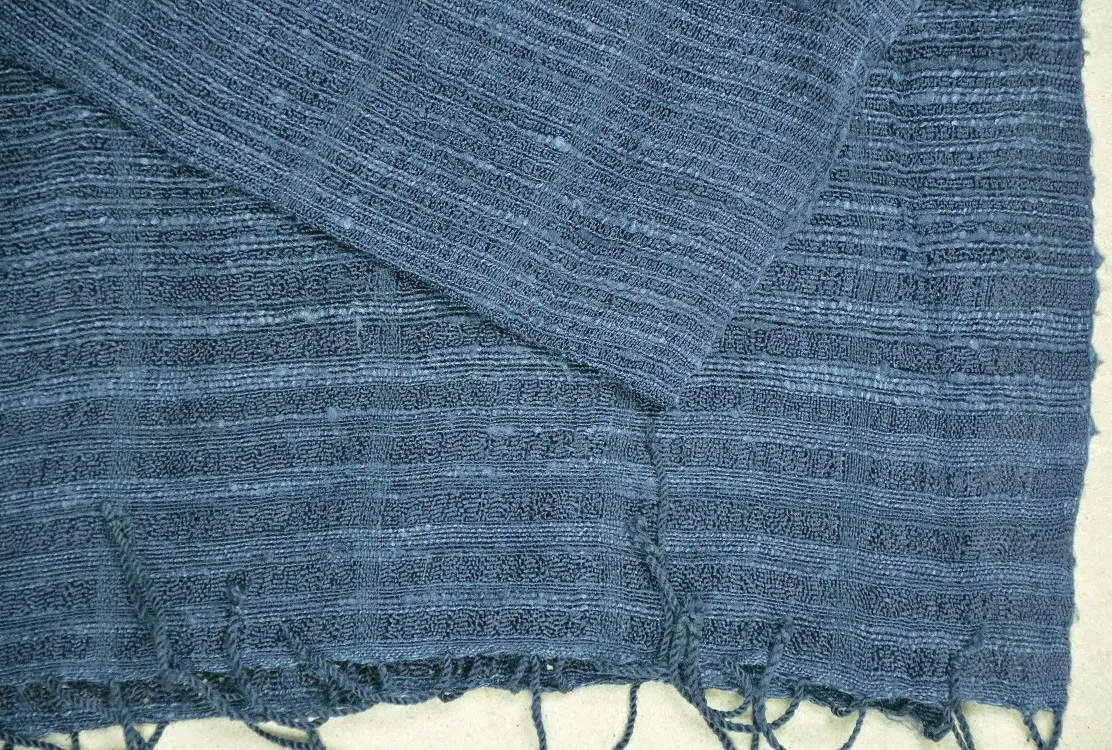 Echarpe éthiopienne saphir en pure soie sauvage filée, tissée et teinte à la main