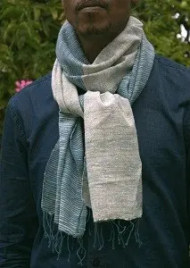 Echarpe éthiopienne Citadine Bleue tissée à la main composée de 65% de soie sauvage bio filée à la main et de 35% de coton éthiopien