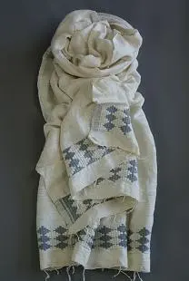 Echarpe tissée à la main composée de 93% de coton éthiopien filé à la main et 7% de rayonne ou d'acrylique