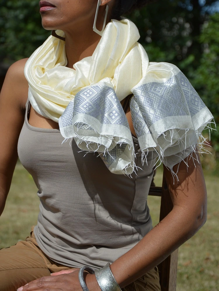 Echarpe équitable en coton éthiopien mélangé à de la rayonne Ecru et gris et tissée à la main