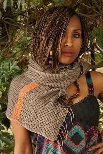 Echarpe artisanale éthiopienne Arada Tangerine 1 en polyester tissée à la maine et ornée de Tibeb (motif traditionnel) sobre