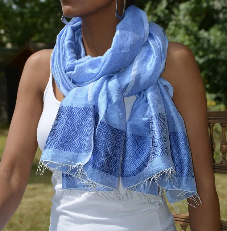 Echarpe équitable bleue en coton éthiopien et rayonne tissée à la main