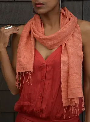 Echarpe éthiopienne Elégance corail en soie de mûrier et soie sauvage bio filée et tissée à la main