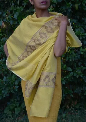Echarpe éthiopienne équitable Meskel Ambre en polyester tissée à la main et ornée de Tibeb (motif traditionnel) sobre