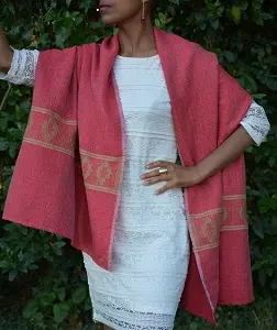 Echarpe éthiopienne équitable Meskel Carmin en polyester tissée à la main et ornée de Tibeb (motif traditionnel) sobre