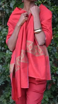 Echarpe éthiopienne équitable Meskel Ecarlate en polyester tissée à la main et ornée de Tibeb (motif traditionnel) sobre