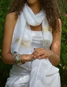Echarpe fine et élégante en coton éthiopien mélangé à de la rayonne et tissée à la main.