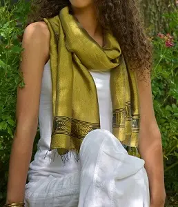 charpe fine et élégante en coton éthiopien mélangé à de la rayonne et tissée à la main.