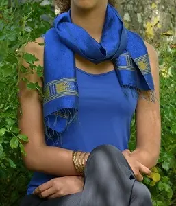 Echarpe fine et élégante en coton éthiopien mélangé à de la rayonne et tissée à la main.