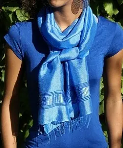 charpe fine et élégante en coton éthiopien mélangé à de la rayonne et tissée à la main.