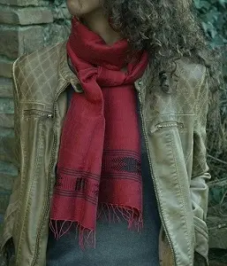 charpe fine et élégante en coton éthiopien mélangé à de la rayonne et tissée à la main.