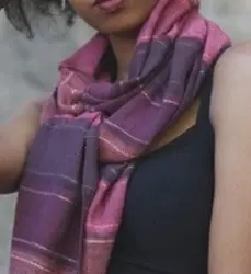 Echarpe Danakil Rubis composée de 10% de soie sauvage bio filée à la main et de 90% de coton éthiopien.