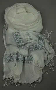 Echarpe artisanale Silk Touch Blanc Gris composée de 10 ou 25% de soie sauvage bio et de 90 ou 75% de coton éthiopien et tissée à la main.